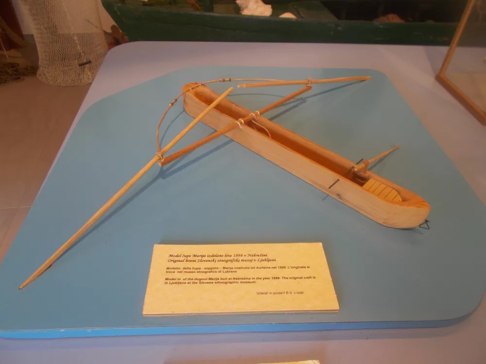 Model čupe, ki so vzdržale petdeset in več let. To je bil 7 metrov dolg deblak, ki sam po sebi ne bi mogel pluti po Trža&scaron;kem zalivu, zato so mu dodali prečni drog teslir na približno 1/5 dolžine od krme ter &scaron;est metrov dolga vesla, ki so delovala kot stabilizator čolna.