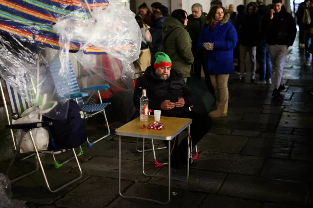 A man waits for the draw of Spain's traditional Christmas Lottery "El Gordo" (The Fat One) in Madrid, Spain December 21, 2025. REUTERS/Alejandro Martinez Velez / Foto: Alejandro Martinez Velez