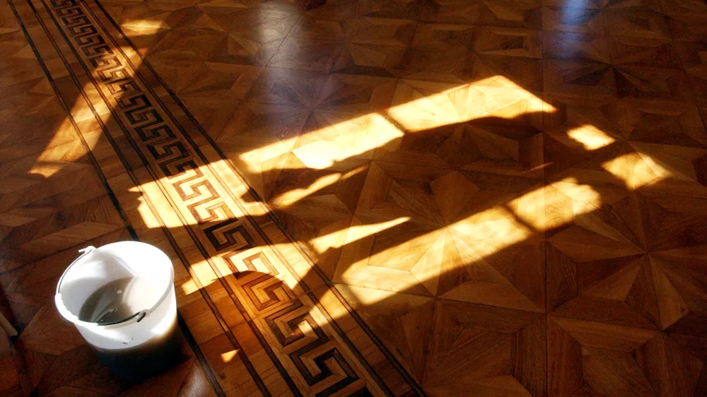 čistilec oken - okna - či&scaron;čenje - - ilustrativna fotografija - OPOMBA - ZA OBJAVO V SOBOTNI PRILOGI: REPORTAŽA