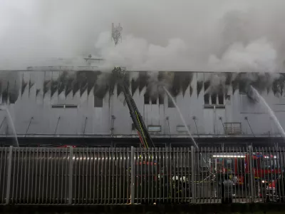-14.12.2025. - Obsežen požar skladi&scaron;ča in logističnega centra SPAR Slovenija.- gasilci,//FOTO: Bojan Velikonja