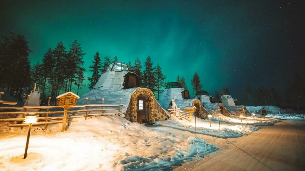 Na Finskem Apukka Resort ponuja steklene igluje, kabine in vile, cene pa se začnejo pri okoli 400 evrih na noč. Foto: Booking.com