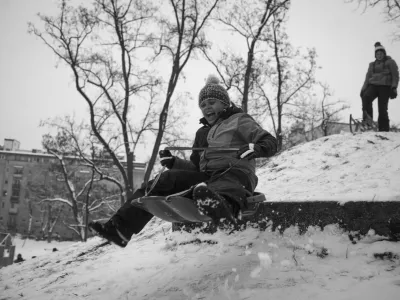 05.01.2016, Savski hrib - Savsko naselj - otroci se sankajo - zima - sneg - sankanje - Foto: Luka Cjuha / Foto: Luka Cjuha