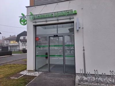 Novi prostori, a &scaron;e brez strank: poslopje lekarne sameva že leto dni