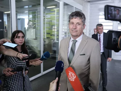 Borut Sajovic- 30.06.2025 - Koalicijski partnerji se bodo pri premierju Robertu Golobu sestali na t.i. mini koalicijskem vrhu. Golob bo po nedavnem sprejetju deklaracije o zvi&scaron;anju obrambnih izdatkov članic Nata na pet odstotkov BDP do leta 2035 stranki SD in Levico, ki sta podpori dogovoru nasprotovali, podrobneje seznanil s potekom pogajanj in koraki pri pripravi akcijskega načrta glede investicij za izpolnitev ciljev na področje obrambe//FOTO: Jaka Gasar