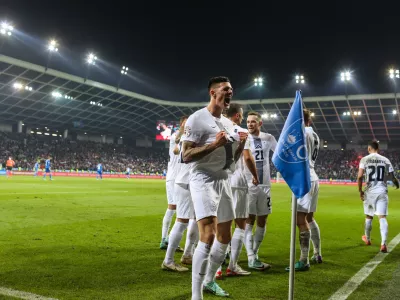 Slavje po prvem golu Benjamin &Scaron;e&scaron;ka,Benjamin &Scaron;e&scaron;ko,- 20.11.2023 &ndash; nogomet &ndash; Slovenija: Kazahstan, kvalifikacije za nogometno evropsko prvenstvo EP 2024, 10. krog: skupina H, - slovenska nogometna reprezentanca se je uvrstila na Euro 2024 - slavje //FOTO: Bojan Velikonja