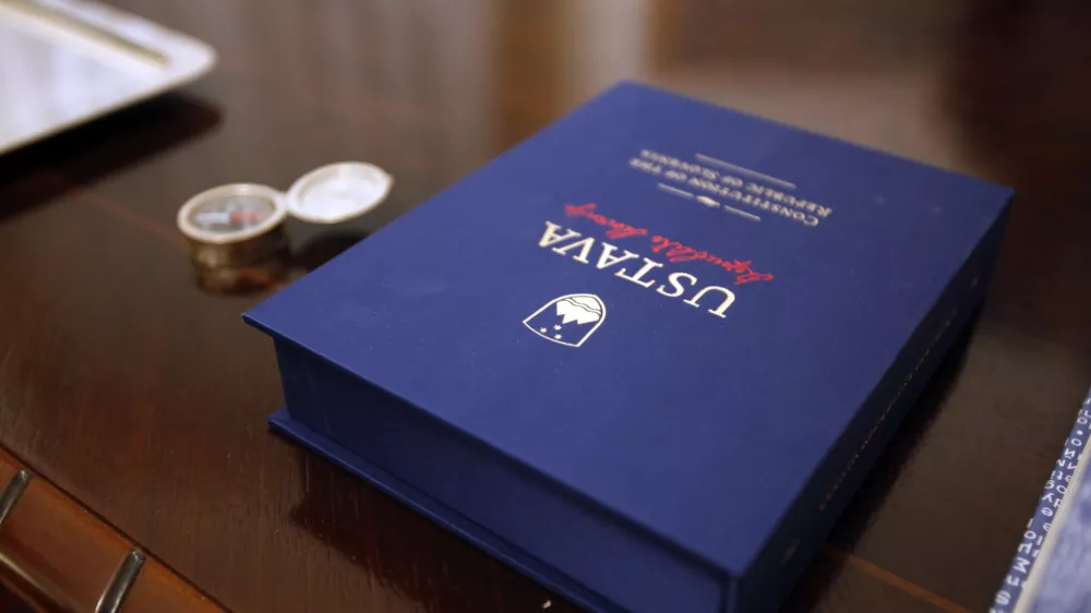 - Ustava RS - - 21. oktober 2011 ob 00.01 uri - Razpustitev državnega zbora in razpis predčasnih volitev, //FOTO: Luka Cjuha