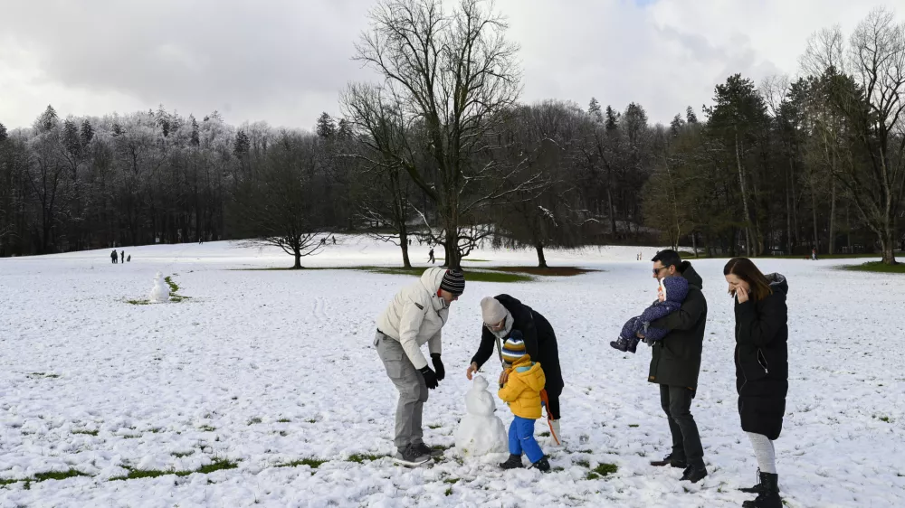 SnegvremeSnežna idilapark Tivoli- 02.12.2023 - Zasnežena Ljubljana. //FOTO: Nik Erik Neubauer