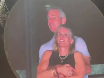 Info - Andy Byron, l'ancien PDG d'Astronomer, attaque en justice le groupe Coldplay - Lors d'un concert de Coldplay au Gillette Stadium de Boston, une s&eacute;quence qui devait &ecirc;tre amusante est vite devenue tr&egrave;s g&ecirc;nante. Comme souvent dans les stades am&eacute;ricains, une &laquo;Kiss Cam&raquo; &mdash; une cam&eacute;ra qui filme un couple dans la foule pour les inviter &agrave; s'embrasser s'est arr&ecirc;t&eacute;e sur deux spectateurs proches et visiblement complices. Le chanteur Chris Martin a comment&eacute; la sc&egrave;ne sur le ton de l'humour: &laquo;Oh regardez ces deux-l&agrave;... Comment &ccedil;a va ? Hein ? Soit ils ont une liaison, soit ils sont juste tr&egrave;s timides&raquo;, a-t-il lanc&eacute; en riant. Une blague qui allait se r&eacute;v&eacute;ler &eacute;trangement juste&hellip; Coldplay a accidentellement r&eacute;v&eacute;l&eacute; une pr&eacute;tendue liaison entre Andy Byron, PDG d'Astronomer (une grosse entreprise am&eacute;ricaine) et sa coll&egrave;gue Kristin Cabot &agrave; leur concert avec la Love Cam. Probl&egrave;me: les deux seraient mari&eacute;s.. mais pas ensemble ! Les deux personnes film&eacute;es &eacute;taient Andy Byron, PDG de la soci&eacute;t&eacute; Astronomer, et Kristin Cabot, cadre de la m&ecirc;me entreprise. Probl&egrave;me: Andy Byron est mari&eacute; et p&egrave;re de famille. Pris au d&eacute;pourvu par la cam&eacute;ra et les projecteurs, le duo a rapidement d&eacute;tourn&eacute; les yeux, s'est couvert le visage, puis a quitt&eacute; pr&eacute;cipitamment la zone sous les rires du public. Tr&egrave;s vite, la vid&eacute;o a &eacute;t&eacute; diffus&eacute;e sur TikTok, Instagram, X et d'autres plateformes. Le clip est devenu viral, provoquant un toll&eacute; en ligne. Le scandale ne reste pas cantonn&eacute; &agrave; la sph&egrave;re priv&eacute;e. Astronomer, l'entreprise dirig&eacute;e par Andy Byron, est valoris&eacute;e &agrave; plus d'un milliard de dollars. Voir son PDG &mdash; et la responsable des ressources humaines &mdash; expos&eacute;s dans une situation aussi d&eacute;licate risque d'avoir de lourdes r&eacute;percussions internes. During a Coldplay concert at Gillette Stadium in Boston, a supposedly funny scene quickly turned very awkward. As is often the case in American stadiums, a "Kiss Cam"&mdash;a camera that films a couple in the crowd to invite them to kiss&mdash;stopped on two nearby and visibly close spectators. Singer Chris Martin commented on the scene humorously: "Oh, look at those two... How's it going? Huh? They're either having an affair or they're just really shy," he said, laughing. A joke that would prove strangely accurate... Coldplay accidentally revealed an alleged affair between Andy Byron, CEO of Astronomer (a large American company), and his colleague Kristin Cabot at their concert with the Love Cam. The problem: the two were allegedly married... but not to each other! The two people filmed were Andy Byron, CEO of Astronomer, and Kristin Cabot, an executive at the same company. Problem: Andy Byron is married and a father. Caught off guard by the camera and spotlight, the duo quickly looked away, covered their faces, and then hurriedly left the area to the laughter of the audience. The video quickly spread to TikTok, Instagram, X, and other platforms. The clip went viral, sparking an online uproar. The scandal isn't confined to the private sphere. Astronomer, the company headed by Andy Byron, is valued at over  billion. Seeing its CEO&mdash;and head of human resources&mdash;exposed in such a delicate situation risks serious internal repercussions.,Image: 1023113623, License: Rights-managed, Restrictions:, Model Release: no