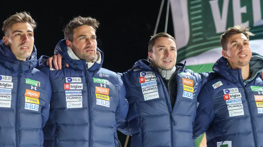 Slovenci ob poslu&scaron;anju Zdravljice v &Scaron;vici (od leve): Timi Zajc, Ga&scaron;per Berlot, Miran Zupančič in Lojze Petek.