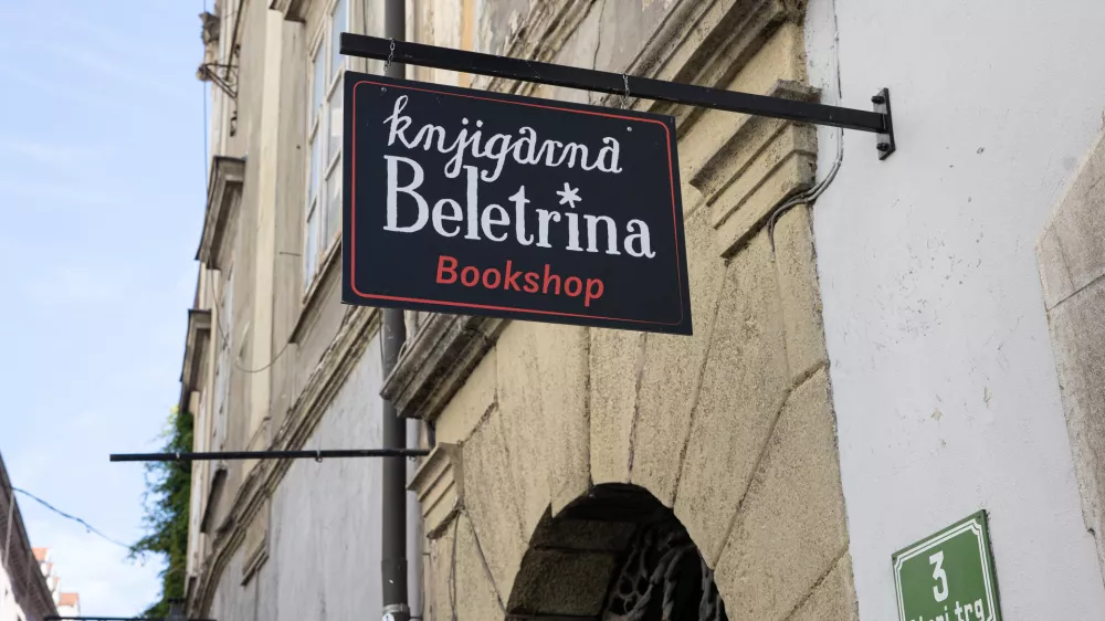 Ljubljana. Beletrina, knjigarnaTematske fotografije izlozb slovenskih zalozb.Zalozba Beletrina v stari Ljubljani.