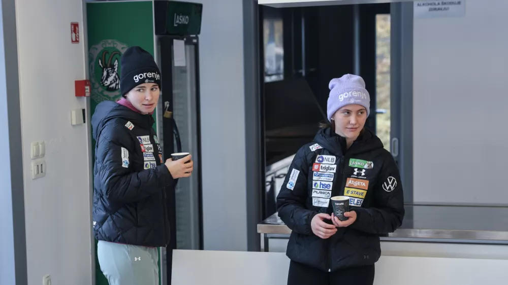 Nika Vodan, Tinkara Komar- 17.12.2025 - odprti trening mo&scaron;ke in ženske skakalne reprezentance, Planica//FOTO: Jaka Gasar