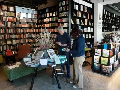 07.04.2025 - Gorica, reportaža, nakupovanjekavarna in knjigarna Maks, Nova GoricaFoto: Tomaž Skale 