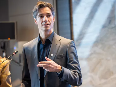 Ljubljana, hotel Grand Plaza.Mednarodni kongres dela z naslovom Razdeljeni svet, zdruzeno delavstvo.Minister za delo, druzino, socialne zadeve in enake moznosti Luka Mesec.