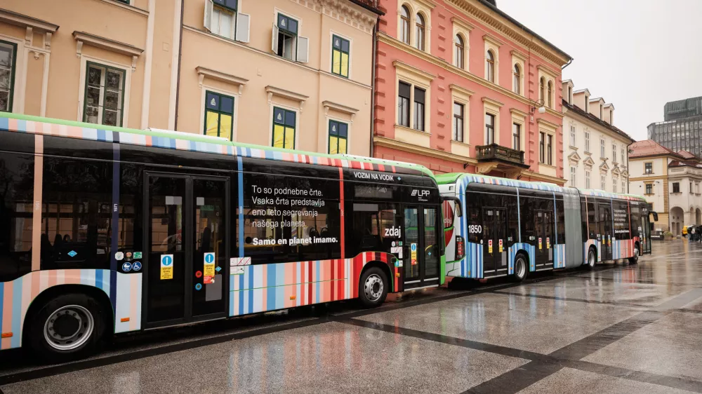 Ljubljana, Kongresni trg.Novinarska konferenca ministrstva za okolje, podnebje in energijo, Mestne obcine Ljubljana in Ljubljanskega potniskega prometa ob predstavitvi treh novih avtobusov LPP na vodikov pogon z motivom podnebnih crt.