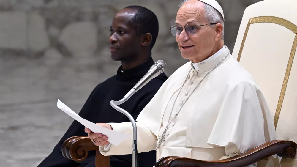 22 December 2025, Vatican, Vatican City: Pope Leo XIV (R) attends an audience with Vatican employees in the Paul VI Hall at the Vatican to exchange Christmas greetings. Photo: Alessia Giuliani/IPA via ZUMA Press/dpa