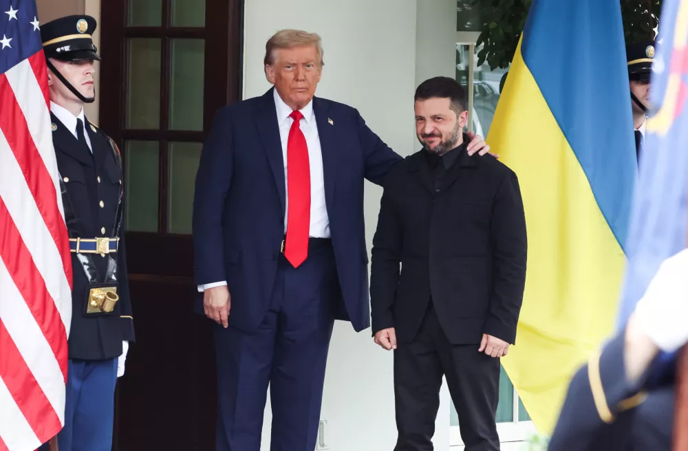 FILED - 18 August 2025, US, Washington: US President Donald Trump (L) welcomes Ukrainian President Volodymyr Zelensky outside the West Wing of the White House ahead of their meeting with European leaders. Photo: Samuel Corum/PA Wire/dpa