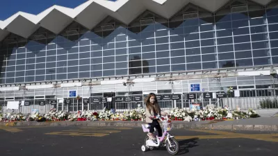 ZA OBJEKTIVNUJNO VKLJUČI V IZBORPunčka pred pričetkom komemoracije pred postajo. 01.11.2025 - Spominski shod v Novem Sadu eno leto po padcu nadstreška na železniški postaji v Novem Sadu, ki je zahteval življenja 16 ljudi in zanetil množične protivladne proteste, Novi Sad, Srbija. FOTO: Nik Erik Neubauer