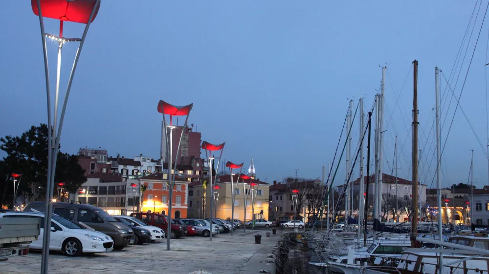 Koper, 05.01.2009Ukmarjev trg, nove luči, ki spreminjajo barvo, luči na pomolu