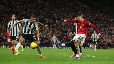 Soccer Football - Premier League - Manchester United v Newcastle United - Old Trafford, Manchester, Britain - December 26, 2025 Newcastle United's Malick Thiaw in action as Manchester United's Benjamin Sesko shoots at goal REUTERS/Phil Noble EDITORIAL USE ONLY. NO USE WITH UNAUTHORIZED AUDIO, VIDEO, DATA, FIXTURE LISTS, CLUB/LEAGUE LOGOS OR 'LIVE' SERVICES. ONLINE IN-MATCH USE LIMITED TO 120 IMAGES, NO VIDEO EMULATION. NO USE IN BETTING, GAMES OR SINGLE CLUB/LEAGUE/PLAYER PUBLICATIONS. PLEASE CONTACT YOUR ACCOUNT REPRESENTATIVE FOR FURTHER DETAILS..