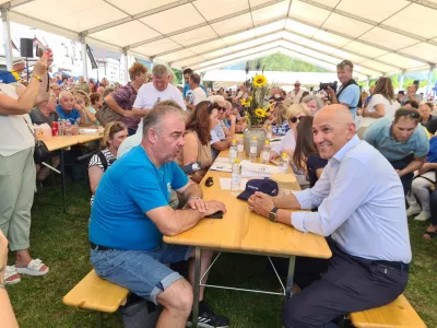 Bovec, letalisce.Z velikim srecanjem se je danes v Bovcu pricel 30. poletni tabor SDS, tradicionalno srecanje clanov in simpatizerjev stranke. Na fotografiji poslanec SDS Danijel Krivec in predsednik SDS Janez Jansa.Foto: Primorski val