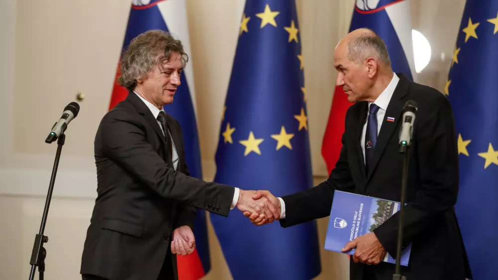 Kaj imata skupnega tovari&scaron; in izklesani desničar?