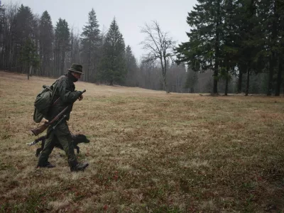?lovec - jager - orožje - lovski pes- 11.1.2014 - Lovi&scaron;če z posebnim namenom (LPN) v območni enoti Snežnik - lovna povr&scaron;ina - lovstvo - divjad//FOTO: Luka Cjuha 
