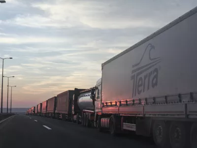 26.01.2016 -- tovornjaki meja - Srbija -- mejni prehod &Scaron;id-Tovarnik na srbsko-hrva&scaron;ki meji -  - Begunci 2016 - migracije po zahodni balkanski poti - migracijska pot beguncev iz Sirije, Afganistana in Iraka čez Balkan proti zahodni Evropi - evropska begunska kriza - migranti -    ///FOTO: Luka Cjuha