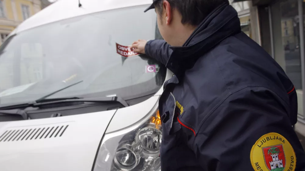 - Mestno redarstvo MOL, ljubljanski mestni redar - obvestilo redarstva  //FOTO: Jaka Adamič