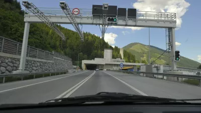 Pred potjo preverite nove cene. / Foto: Istock