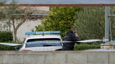 Oče naj bi v družinski hiši v Sukošanu umoril sina, potem pa ustrelil še sebe. 