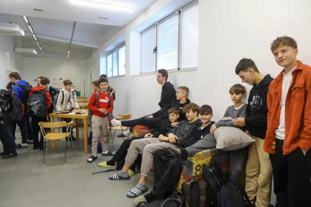 Nadomestni prostori: osnovna &scaron;ola kar v nekdanjem outlet centru