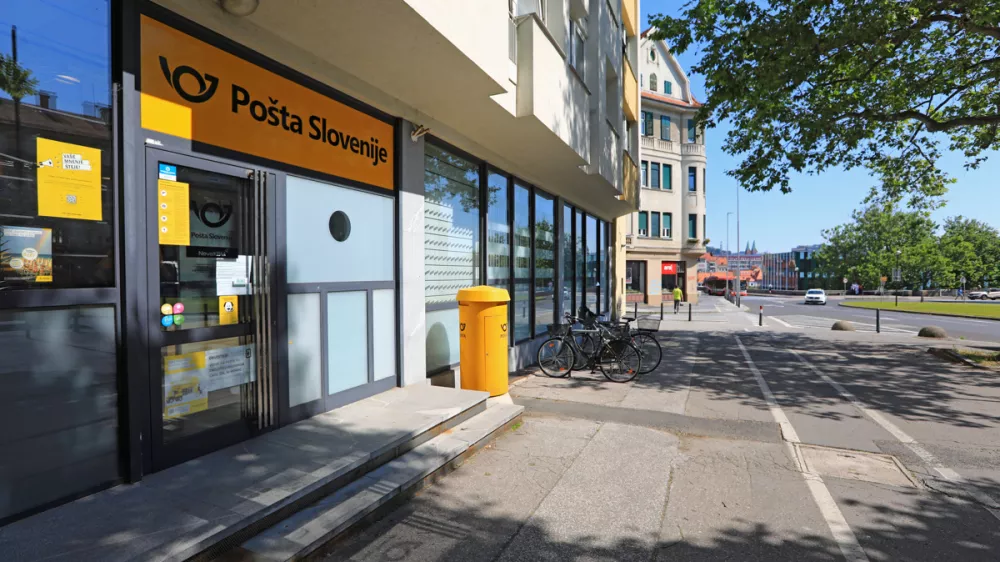 Maribor - Trg revolucije - Gospodarstvo - Po&scaron;ta Slovenije - poslovalnica Po&scaron;te Slovenije na Trgu revolucije - Zgradbe - Avtor: Andrej Petelin&scaron;ek