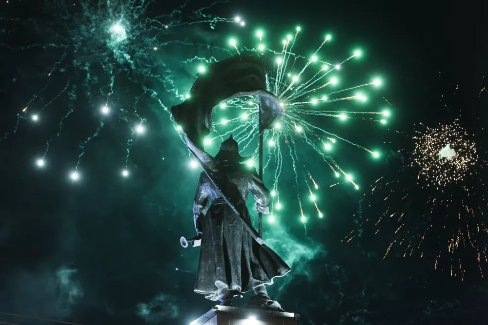 31 December 2025, Russia, Vladivostok: Fireworks go off over a monument to the Fighters for Soviet Power in the Russian Far East during New Year celebrations. Photo: Yuri Smityuk/TASS via ZUMA Press/dpa