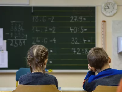 simbolična fotografija - &scaron;olstvo - pouk - &scaron;olska tabla - računaje - matematika - učilnica - - 25.11.2019 &ndash; Osnovna &scaron;ola O&Scaron; Sostro - Podružnična &scaron;ola Prežganje v Ljubljani - Zalog, //FOTO: Luka Cjuha.