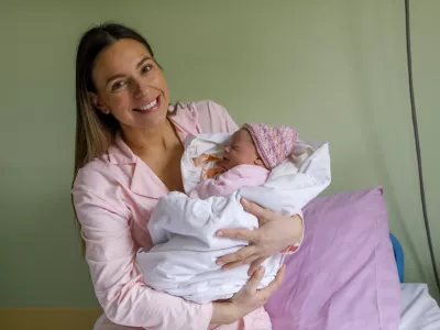 01.01.2026 - Porodni&scaron;nica Ljubljana - Prva novorojenka v Ljubljani - Deklica Sara in mama Vesna Tadić51 cm in 3120 gRojena ob 0:02 Foto: Luka Cjuha