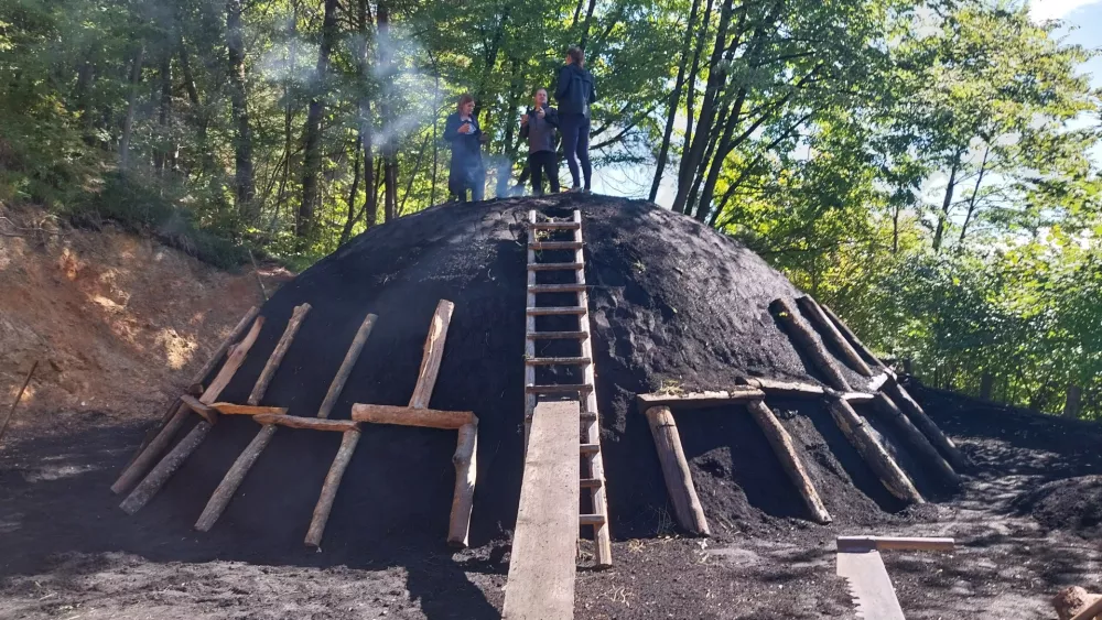 Oglarska dežela - kjer dim že stoletje povezuje generacije