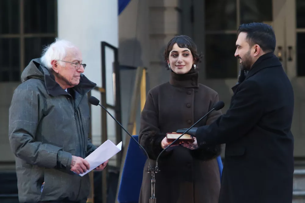 01 January 2026, US, New York City: Bernie Sanders swears in Zohran Mamdani, alongside Rama Duwaji, as the 112th Mayor of New York City at City Hall. Photo: Krista Kennell/ZUMA Press Wire/dpa