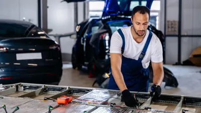 Dobre neodvisne delavnice lahko delo opravijo precej ceneje in bolje od uradnih servisov. / Foto: Istock