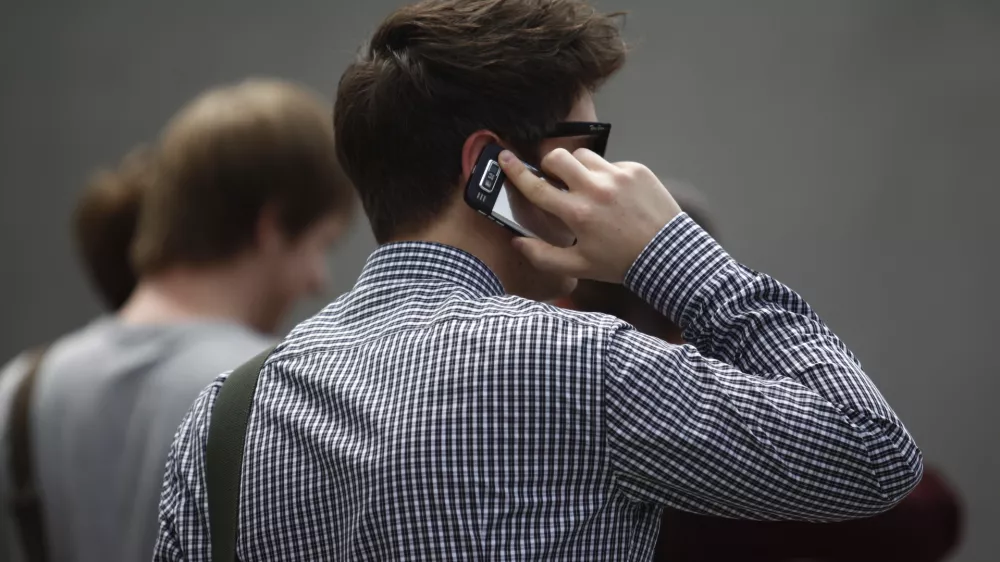 - sevanje mobilnih telefonov - mobitel - telefoniranje  //FOTO: Luka Cjuha