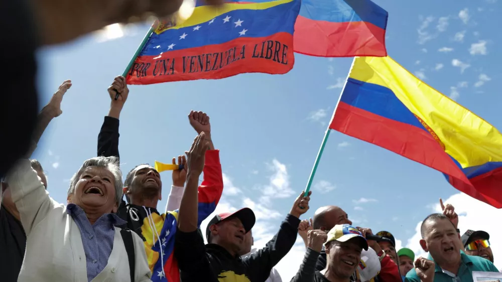 Venezuelans living in Colombia hold Venezuelan flags as they gather at Plaza de Bolivar to celebrate after U.S. President Donald Trump said the U.S. has struck Venezuela and captured its President Nicolas Maduro and his wife Cilia Flores, in Bogota, Colombia, January 3, 2026. REUTERS/Andres Galeano / Foto: Andres Galeano