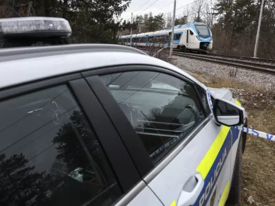 - 21.12.2023 &ndash; Postojna - železni&scaron;ka nesreča &ndash; potni&scaron;ki vlak je zbil &scaron;est delavcev Slovenskih železnic, ki so na tirih opravljali vzdrževalna dela, dve osebi sta umrli, &scaron;tirje huje po&scaron;kodovani - železni&scaron;ka proga na železni&scaron;kem prehodu Rakitnik med Prestrankom in Postojno //FOTO: Jaka Gasar