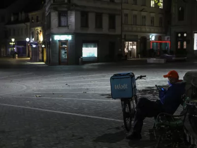 policijska ura - omejitev gibanja ljudi ponoči med 21. in 6. uro - Wolt dostava hrane - Pre&scaron;ernov trg  - 02.11.2020 &ndash; 30 dnevna epidemija Koronavirus COVID-19 v Sloveniji &ndash; ukrepi za zajezitev &scaron;irjenja okužb -. //FOTO: LUKA CJUHA