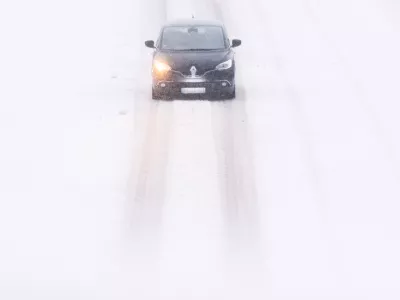 04 January 2026, Lower Saxony, Hemmingen: A car drives on the Messeschnellweg in the Hanover region during snowfall. Photo: Julian Stratenschulte/dpa