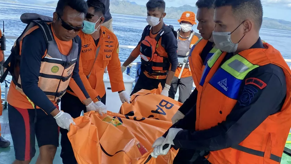 This handout picture taken and released on January 4, 2026 by Indonesia's National Search and Resque Agency (BASARNAS) shows rescue personnel carrying a body bag containing the remains of missing Spanish man Fernando Martin Carreras, from waters off Labuan Bajo in East Nusa Tenggara. Rescuers retrieved on January 4 the body of a Spanish man who had been missing since a tourist boat sank in rough seas off eastern Indonesia more than a week ago, an official said.,Image: 1063194731, License: Rights-managed, Restrictions: RESTRICTED TO EDITORIAL USE - MANDATORY CREDIT "AFP PHOTO / BASARNAS" - HANDOUT - NO MARKETING NO ADVERTISING CAMPAIGNS - DISTRIBUTED AS A SERVICE TO CLIENTS, ***HANDOUT image or SOCIAL MEDIA IMAGE or FILMSTILL for EDITORIAL USE ONLY! * Please note: Fees charged by Profimedia are for the Profimedia's services only, and do not, nor are they intended to, convey to the user any ownership of Copyright or License in the material. Profimedia does not claim any ownership including but not limited to Copyright or License in the attached material. By publishing this material you (the user) expressly agree to indemnify and to hold Profimedia and its directors, shareholders and employees harmless from any loss, claims, damages, demands, expenses (including legal fees), or any causes of action or allegation against Profimedia arising out of or connected in any way with publication of the material. Profimedia does not claim any copyright or license in the attached materials. Any downloading fees charged by Profimedia are for Profimedia's services only. * Handling Fee Only ***, Model Release: no