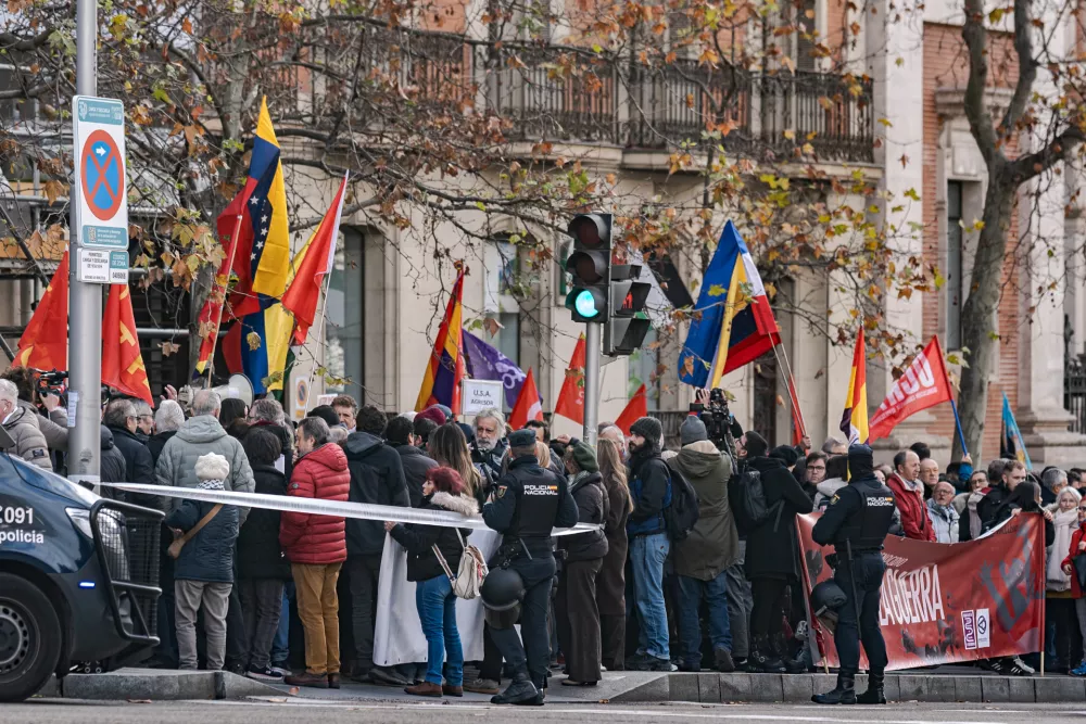 04 January 2026, Spain, Madrid: Dozens of people rally against the US aggression against Venezuela, in front of the US Embassy in Madrid. Photo: Diego Radam&eacute;s/EUROPA PRESS/dpa
