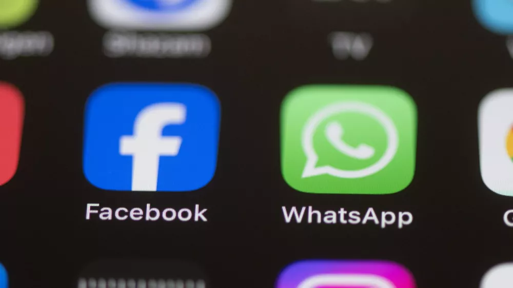FILED - 15 February 2024, Saxony, Dresden: The Facebook and WhatsApp apps are shown on the display of a smartphone. Photo: Sebastian Kahnert/dpa