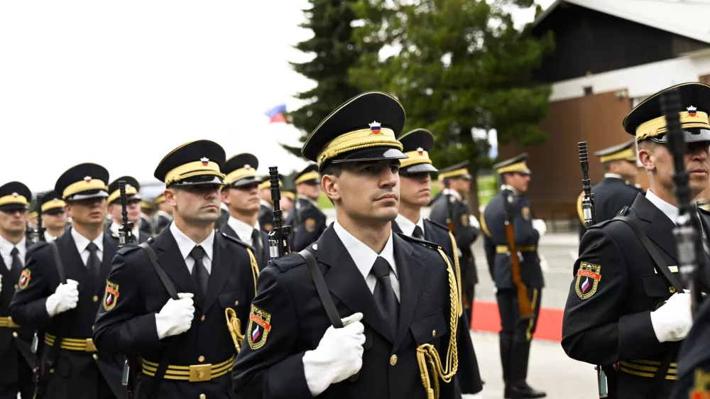 - simbolična fotografija - Slovenska vojska (SV)12.07.2023 &ndash; Brnik - Voja&scaron;ki del letali&scaron;ča Jožeta Pučnika - 16. Center za nadzor in kontrolo zračnega prostora (16. CNKZP) &ndash; odprtje novega podzemnega objekta in operativne dvorane CNKZP //FOTO: Nik Erik Neubauer