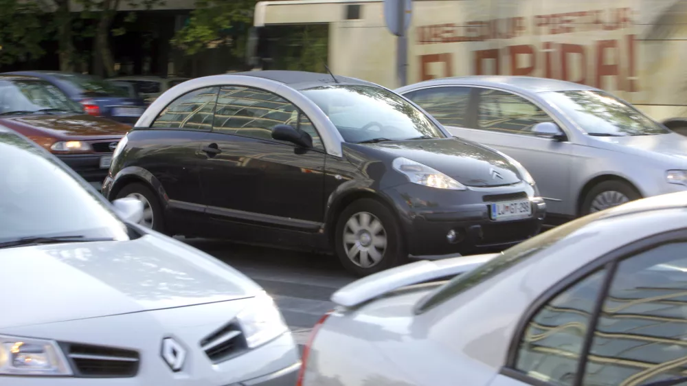 Citroen C3 Pluriel a.k.a. "žabon". zgo&scaron;čen mestni promet - Dnevnikova akcija - ljubljanska in online redakcija naredili primerjavo - izmerili so čas poti od WTCja do Dnevnika z mestnim avtobusom, avtomobilom ali kolesom /FOTO: Jaka Adamič