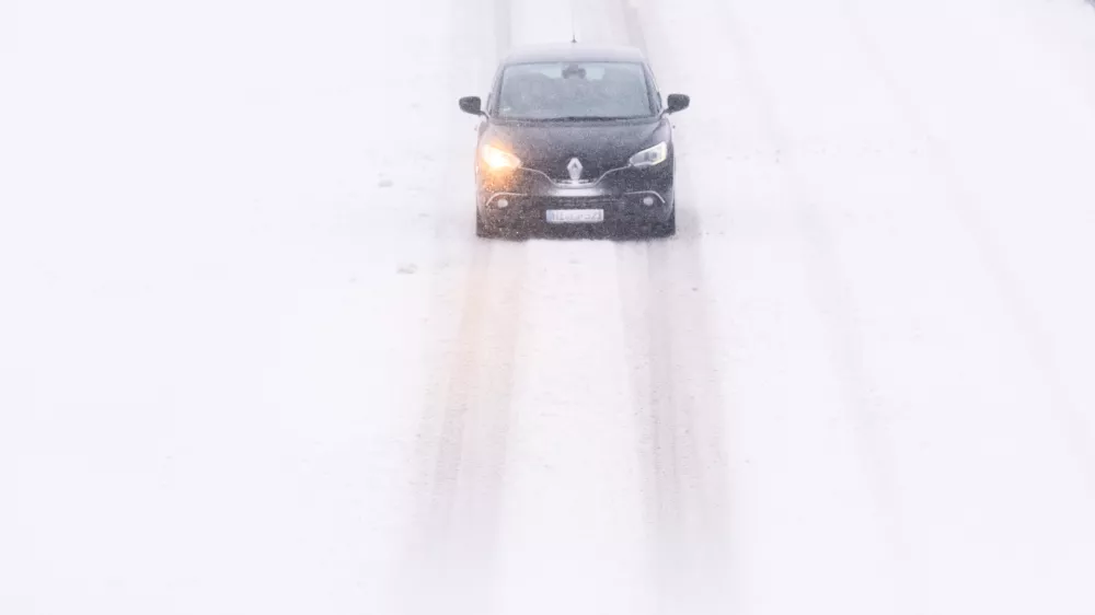 04 January 2026, Lower Saxony, Hemmingen: A car drives on the Messeschnellweg in the Hanover region during snowfall. Photo: Julian Stratenschulte/dpa / Foto: Julian Stratenschulte