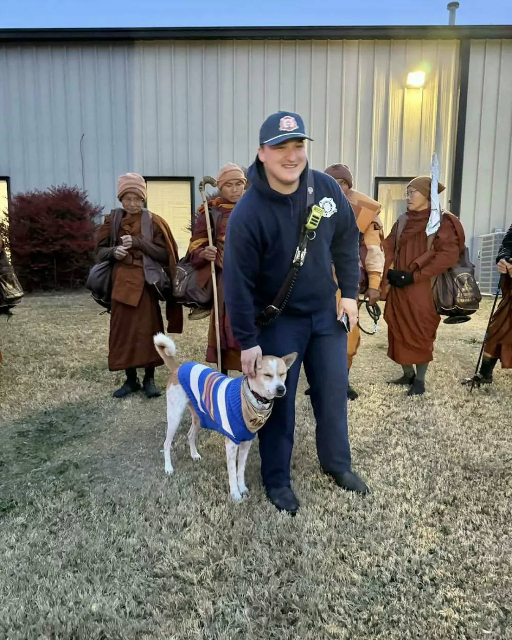 Na poti se rad druži tudi z radovednimi mimoidočimi. Foto: FB/Aloka the Peace Dog